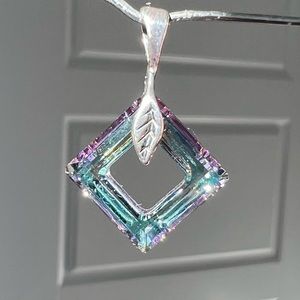 🌺🎉 HOST PICK 🎉🌺 Crystal pendant, with silver clasp